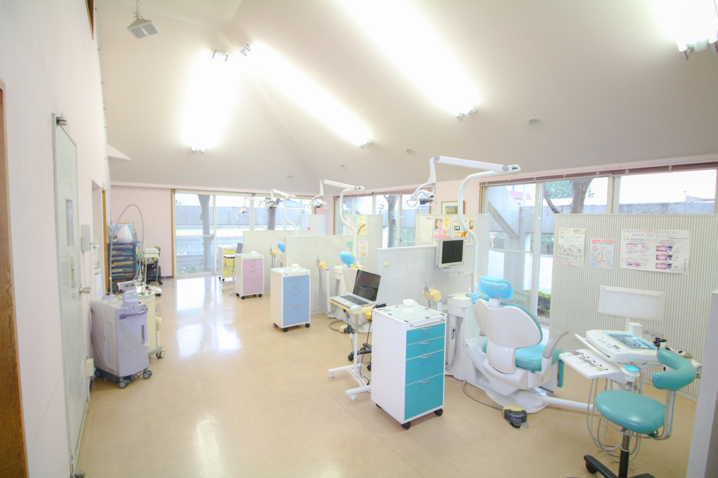 医療法人グリーン歯科クリニック（歯科医師の求人）の写真3枚目：明るく開放感のある診療室です。