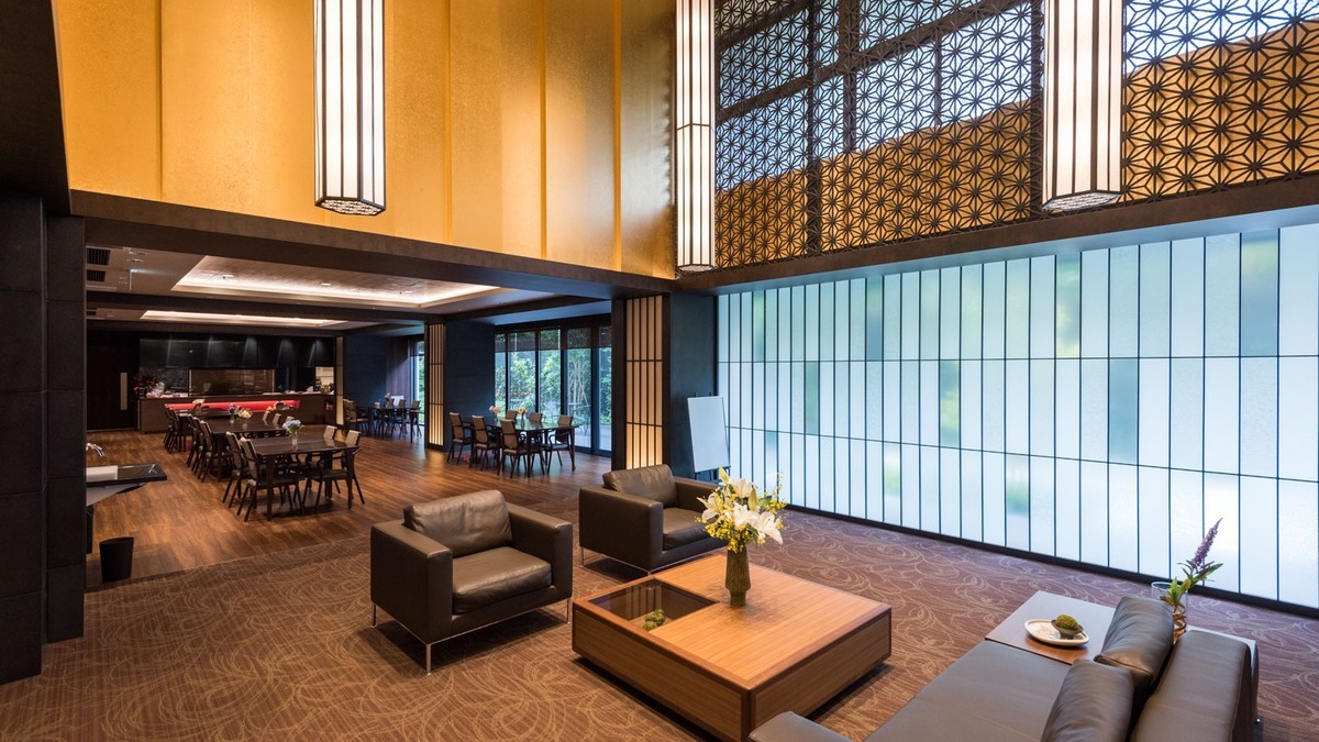 ガーデンテラス赤羽(調理師/調理スタッフの求人)の写真5枚目:開放的な吹抜けが特徴のロビーラウンジ。金箔の施しと和のペンダントライトが特徴です