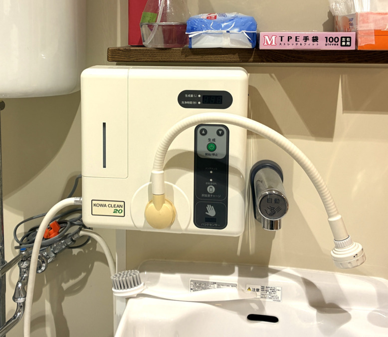 ニコニコ桜さんご礁(保育士の求人)の写真9枚目:除菌、殺菌の水を創る専用機器を導入しています。