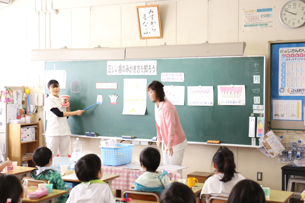 佐藤くみ歯科クリニック（歯科衛生士の求人）の写真6枚目：小学校にてハブラシ指導