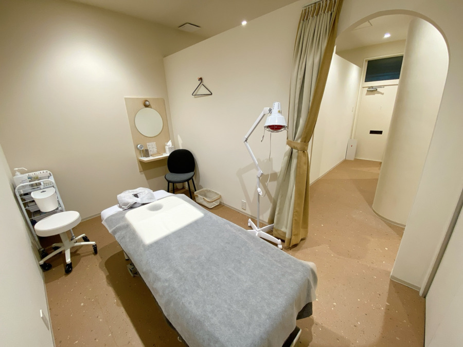 陽だまりぽっぽ はりとお灸とマッサージ 医療法人社団泰大会 (鍼灸師の求人)の写真4枚目:余裕を持って施術できるスペースです。
EMS美容鍼とヒト幹細胞美容鍼!!