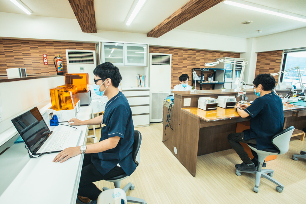 株式会社花水セラミックデンタル（歯科技工士の求人）の写真9枚目：③ﾃﾞｼﾞﾀﾙﾃﾞﾝﾁｬｰ部門の設備です。　　充実した環境が整っています。