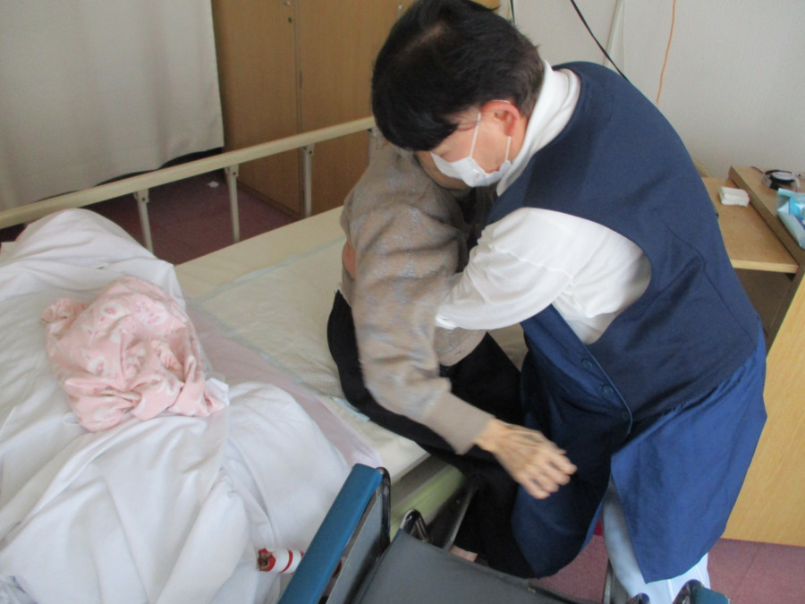 介護付き有料老人ホーム　サンライズ茂原（介護職/ヘルパーの求人）の写真7枚目：移乗時のご様子です。