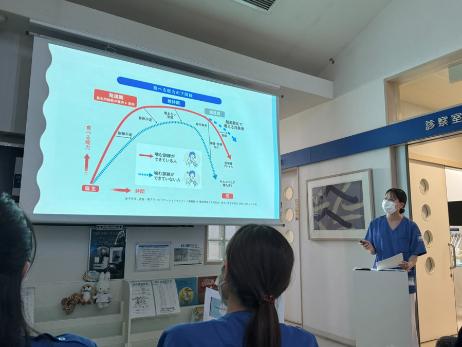 大坂総合歯科(歯科助手の求人)の写真9枚目:院内ミーティングの様子です