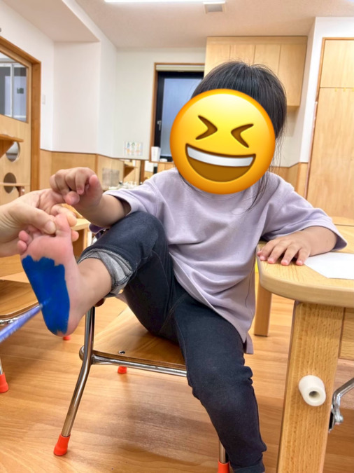 学びメイク辻町保育室（保育士の求人）の写真5枚目：制作も保護者様の喜んでくださるお顔を想像しながら子どもたちと楽しんでいます！