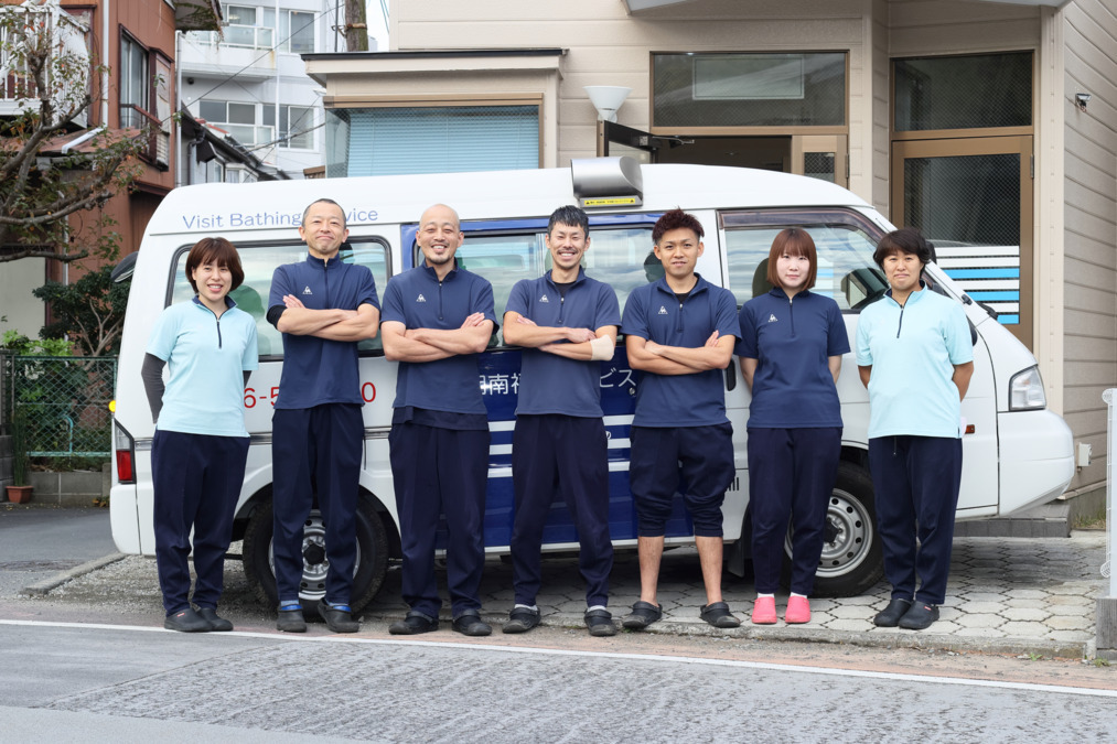 合同会社湘南福祉入浴サービス（看護師/准看護師の求人）の写真5枚目：会社スタッフ集合！
ここには映っていないスタッフもいますが、みんなで楽しんでます