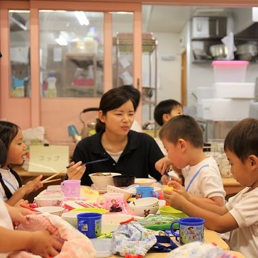 認定こども園 京都きらら幼稚園(幼稚園教諭の求人)の写真4枚目:メニューにこだわった自園給食を提供しています。
