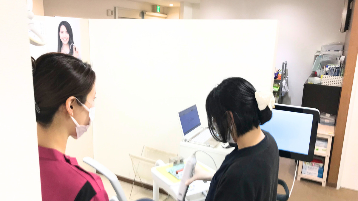 西川歯科医院（歯科衛生士の求人）の写真5枚目：iteroで素早くスキャンができるように練習中です！