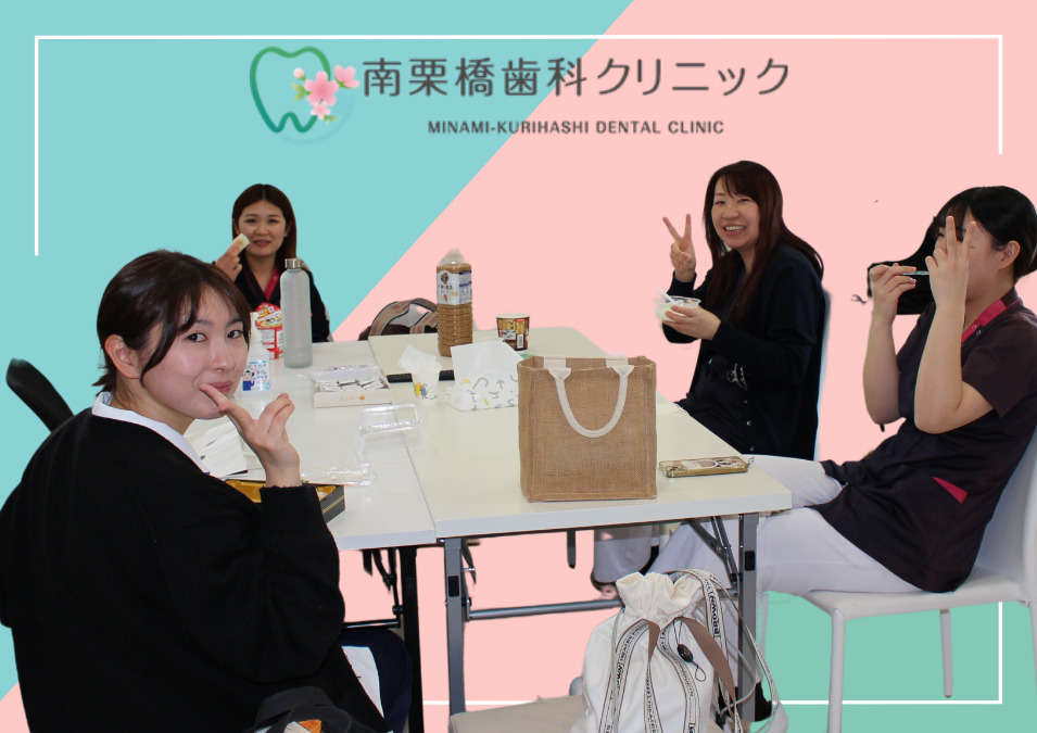南栗橋歯科クリニック（歯科衛生士の求人）の写真2枚目：スタッフが机を囲んでお弁当を食べながらお昼休憩をしている風景です♪