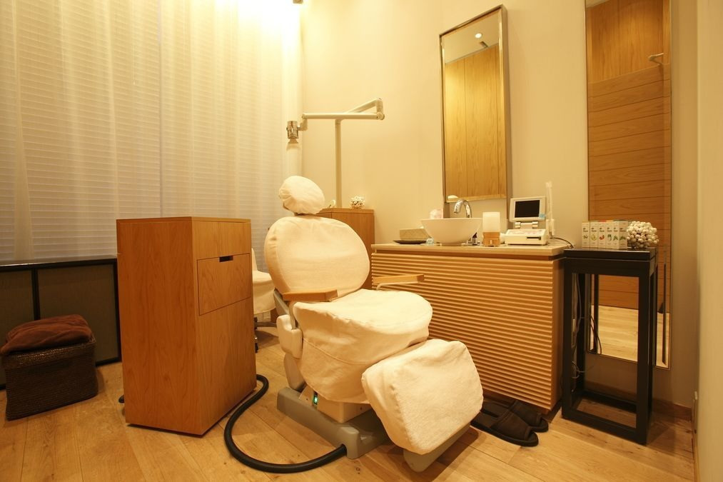 BIG DENTAL OFFICE(ホワイトエッセンス仙台高砂)（歯科衛生士の求人）の写真4枚目：衛生士専用個室です。ホワイトニングや自費のクリーニングなどの施術を行います。