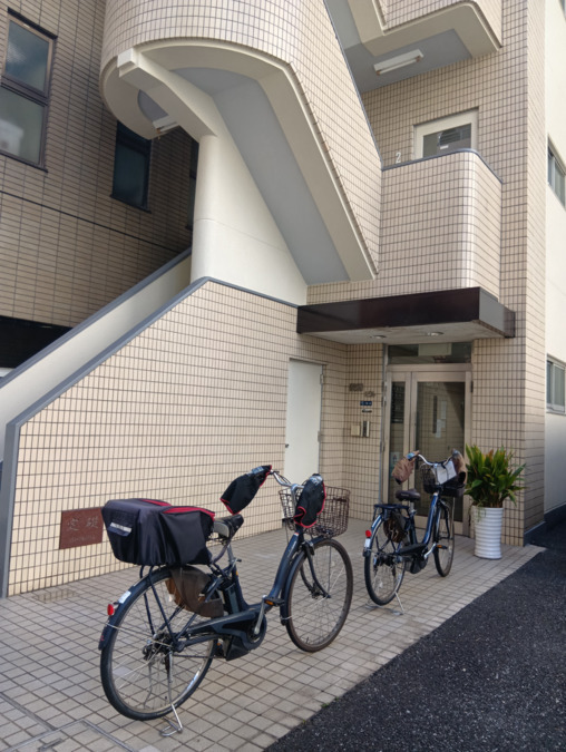ガイア訪問看護ステーション　港（理学療法士の求人）の写真11枚目：港事業所の入り口
訪問前の自転車が臨時でおいてあります