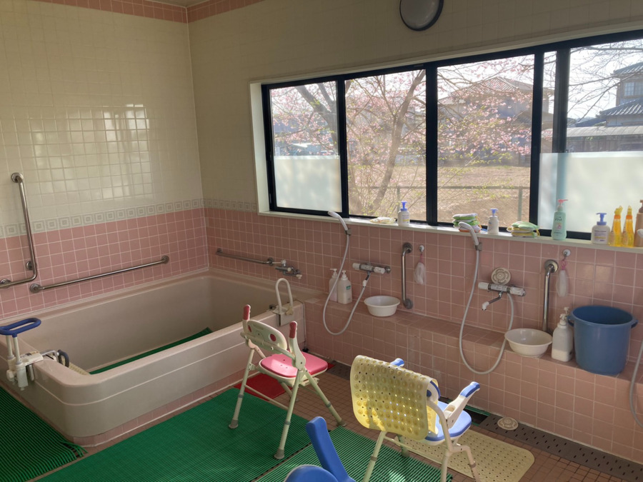 デイサービスさくら苑（介護職/ヘルパーの求人）の写真4枚目：一般浴槽は2～3人ずつ入浴します