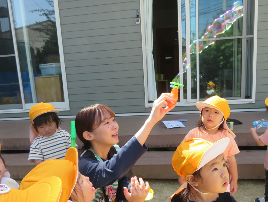こととも保育園もりやま（保育士の求人）の写真4枚目：もりやま　職員と園児