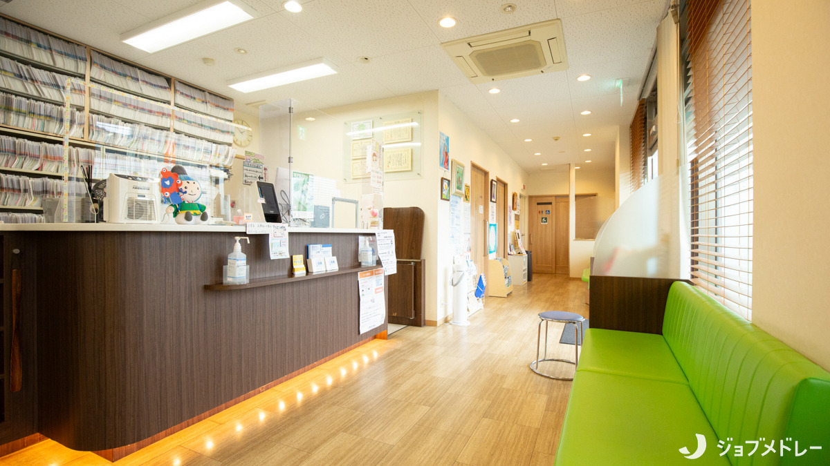 医療法人もり整形外科リウマチ科クリニック（医療事務/受付の求人）の写真5枚目：光が差し込む明るい待合室です