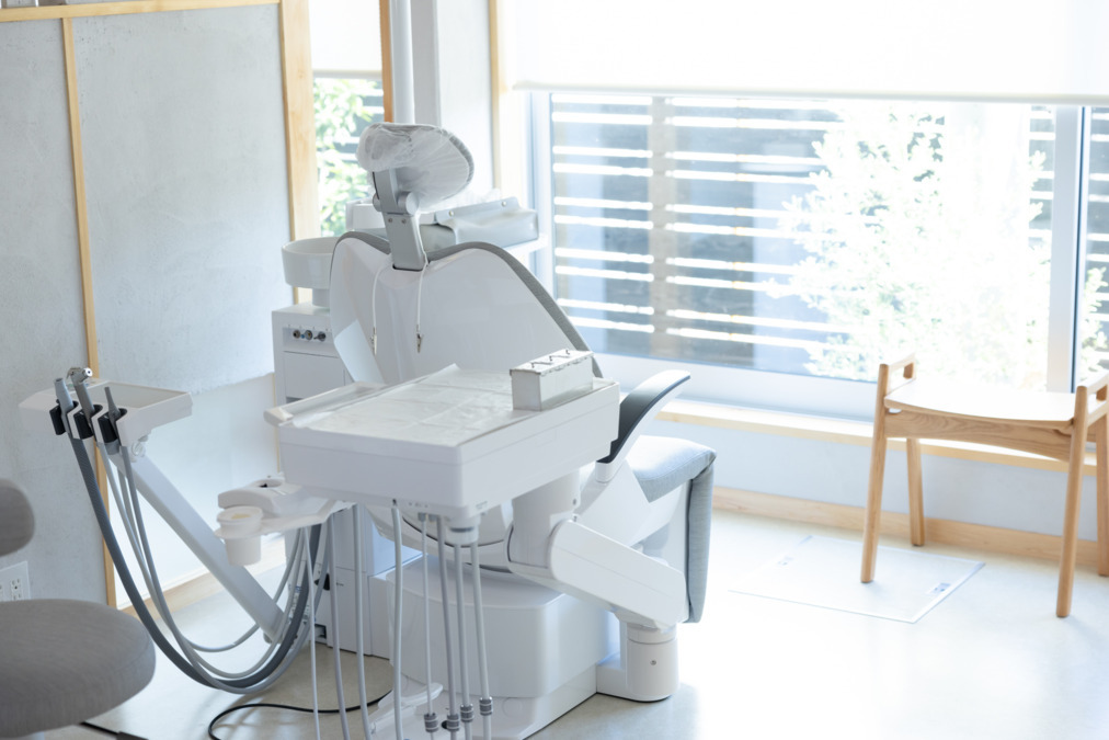 レブリ歯科クリニックの写真5枚目：明るい光が差し込む診察室です