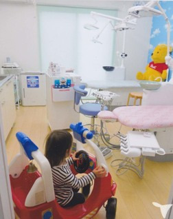 わかば歯科医院（歯科医師の求人）の写真4枚目：楽しんで治療を受けていただけるようお子さま専用の小児歯科室