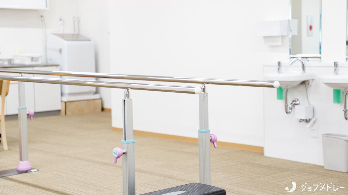 LET'S倶楽部 ウォーク&スパ 高槻安岡寺(生活相談員の求人)の写真8枚目:歩行訓練に使用している平行棒です