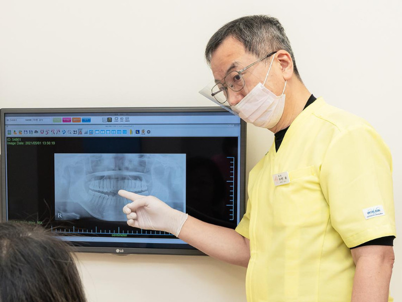 医療法人　中村歯科医院（歯科医師の求人）の写真7枚目：「残しえた健康を、残しうる健康に」を合言葉に、治療方針を説明しています。