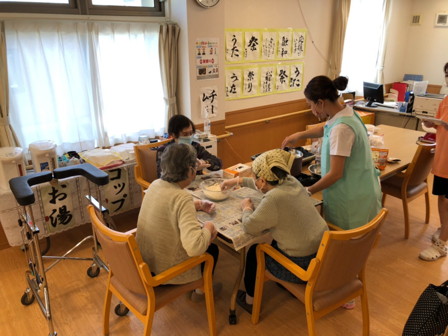 サービス付き高齢者向け住宅HACC石山（看護師/准看護師の求人）の写真3枚目：奥様方に人気なおやつレク♪今月は何を作りましょうか