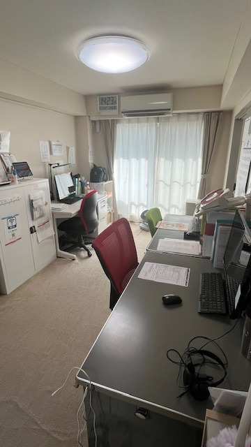 灯-あかり-ケアプランセンターの写真4枚目：執務室。一人１台専用PC、iPhone貸与。