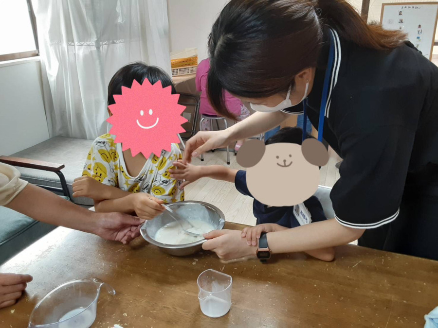 放課後等デイサービスあぽろの写真7枚目：みんな大好きホットケーキ作り★