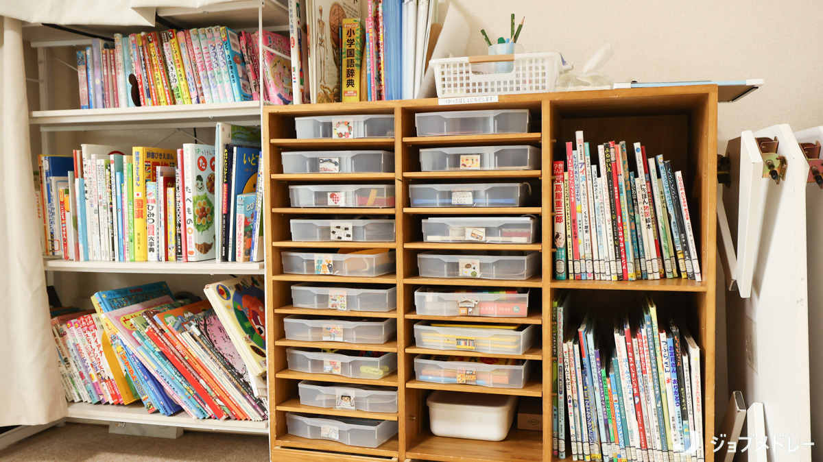 いころきっず（保育士の求人）の写真10枚目：年齢や興味に合わせて楽しめる書籍を取り揃えています