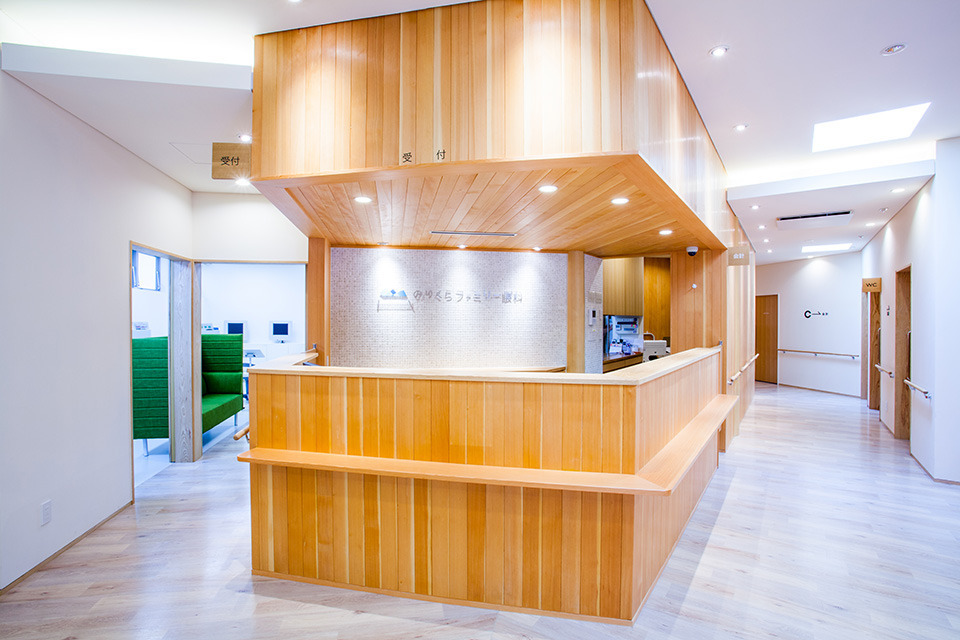 のりくらファミリー眼科の写真2枚目:受付です。待合室全体を見渡せる作りとなっています。