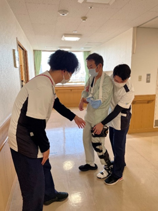等潤病院（言語聴覚士の求人）の写真3枚目：歩行訓練場面です。先輩職員がマンツーマンで指導いたします。