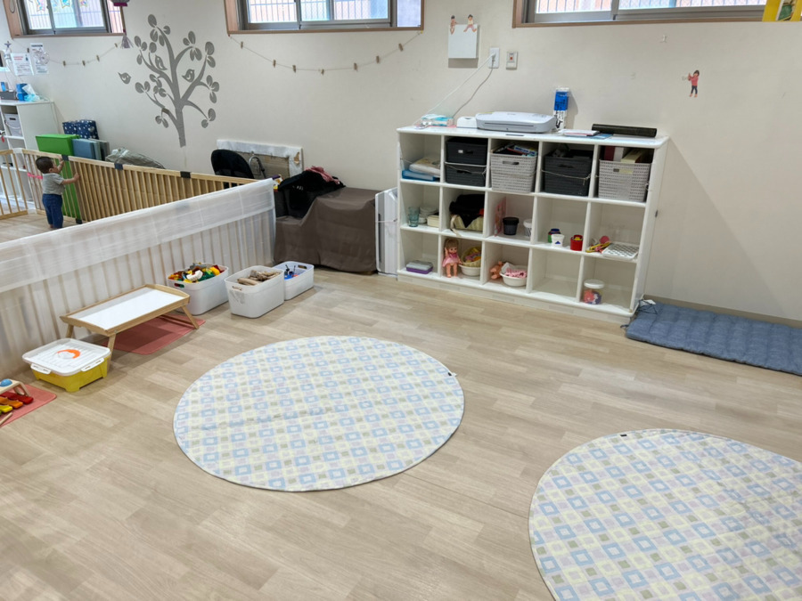 カメリアキッズ武蔵関園の写真4枚目：手作り玩具がある、ぬくもりのある室内となっています