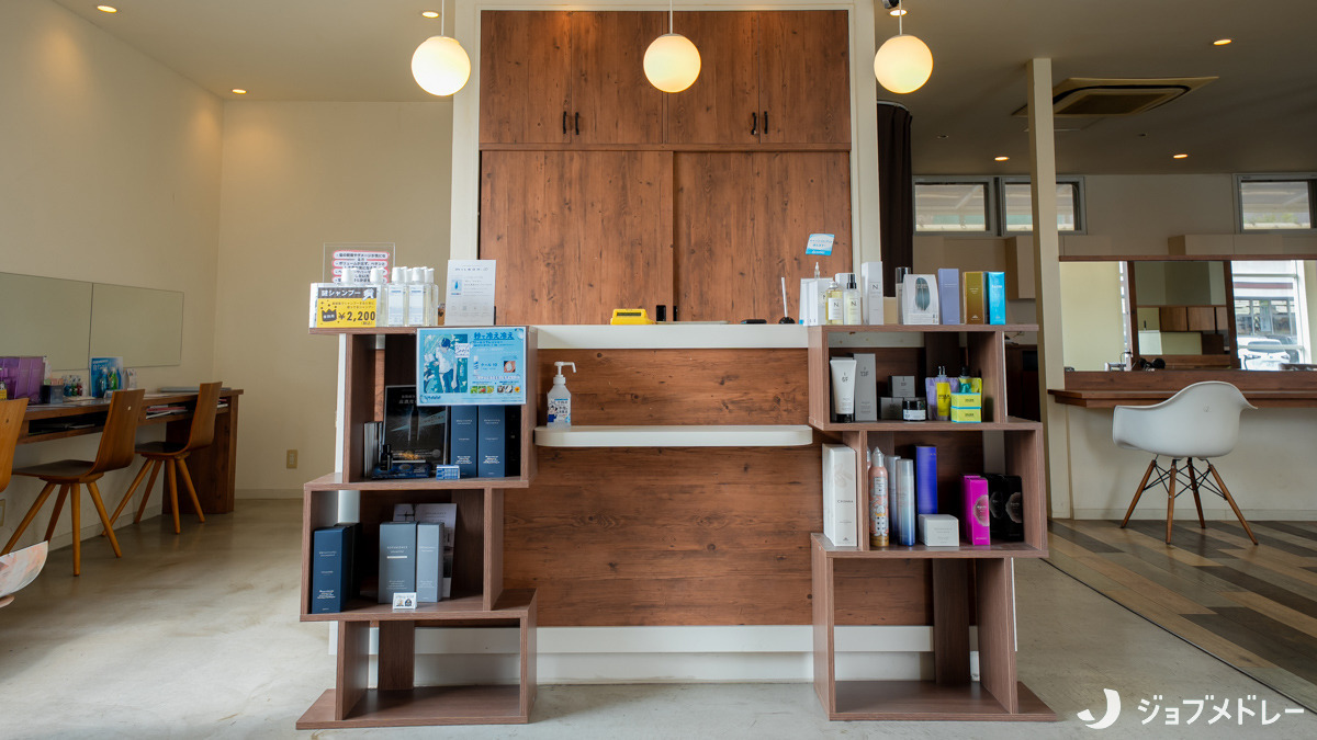rapture 蟹江店【ラプチャー】(美容師の求人)の写真6枚目:木目調の落ち着いた雰囲気の内装です
