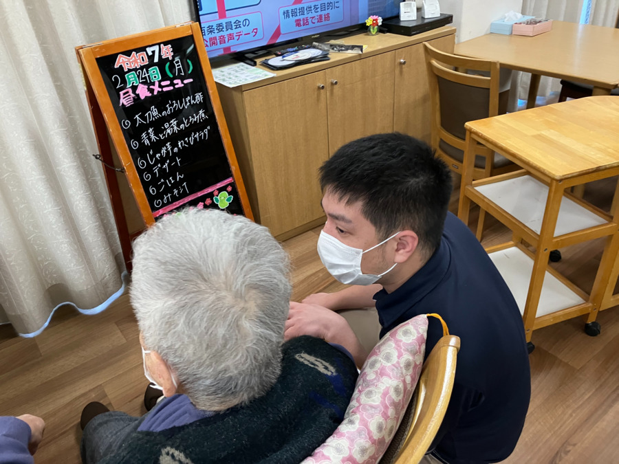 セントケアいながわ（ケアマネジャーの求人）の写真2枚目：お客様と歓談中。