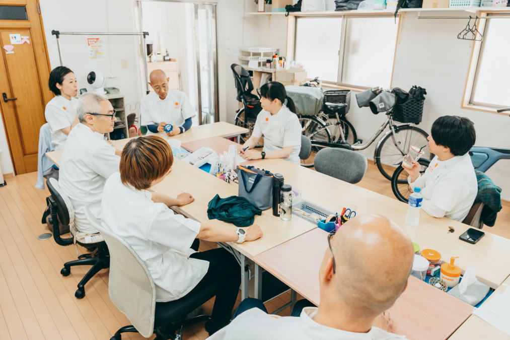 アルケル在宅鍼灸マッサージ(あん摩マッサージ指圧師の求人)の写真3枚目:20代~50代の施術者が在籍してます。男女比は5:5です。
休憩スペースです。