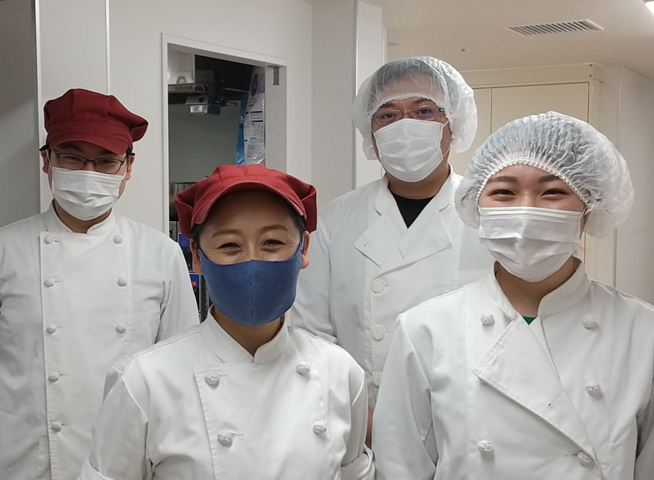 特別養護老人ホーム フォレスト浦和内の厨房(調理師/調理スタッフの求人)の写真:スタッフ一同で、入居者様に喜んでいただけるようなお食事を提供しています!