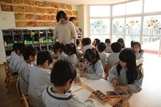 認定こども園　明佳幼稚園の写真10枚目：毎回のテーマの中から何かを感じ、考え、ひらめきを表現する絵画教育