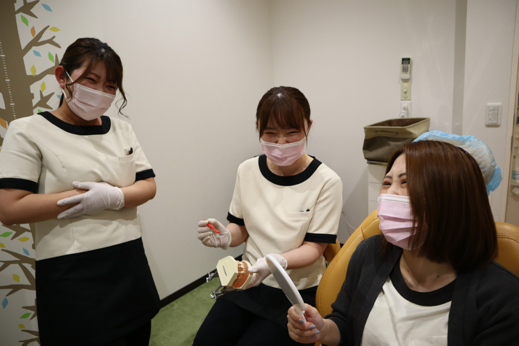 うおずみ歯科クリニック（歯科助手の求人）の写真9枚目：わからない事があっても、気軽に相談できる先輩がいっぱい。(^^♪　