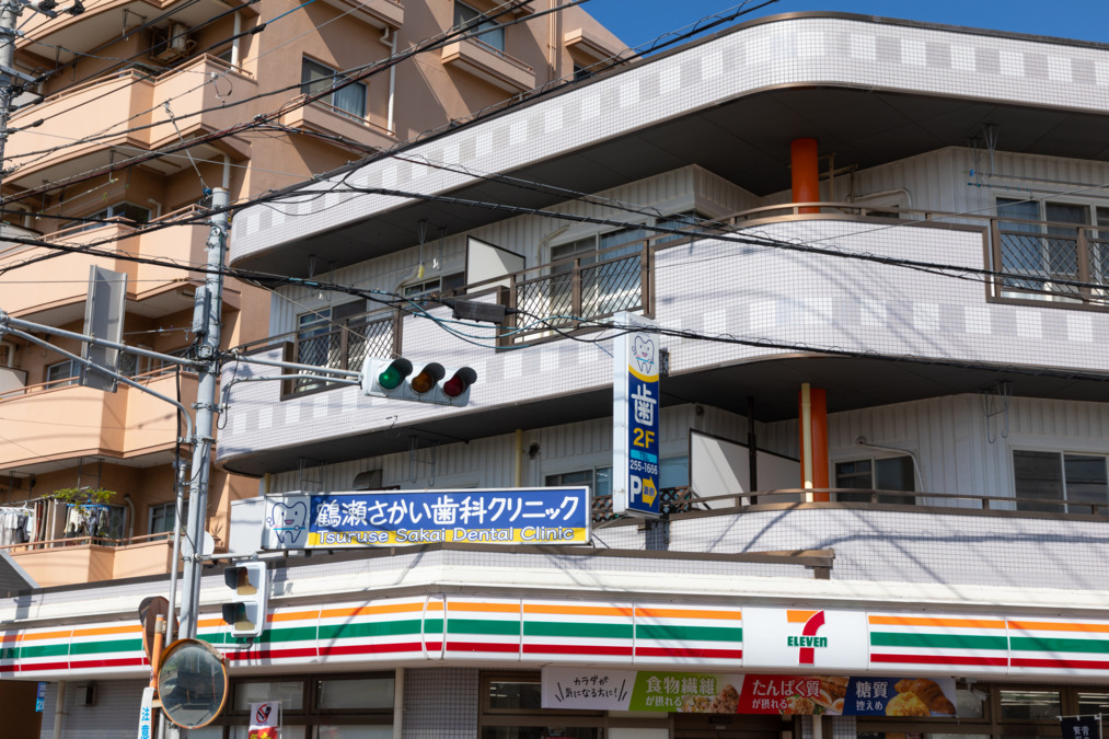 鶴瀬さかい歯科クリニック（歯科衛生士の求人）の写真2枚目：当院はセブンイレブンの2階です。
