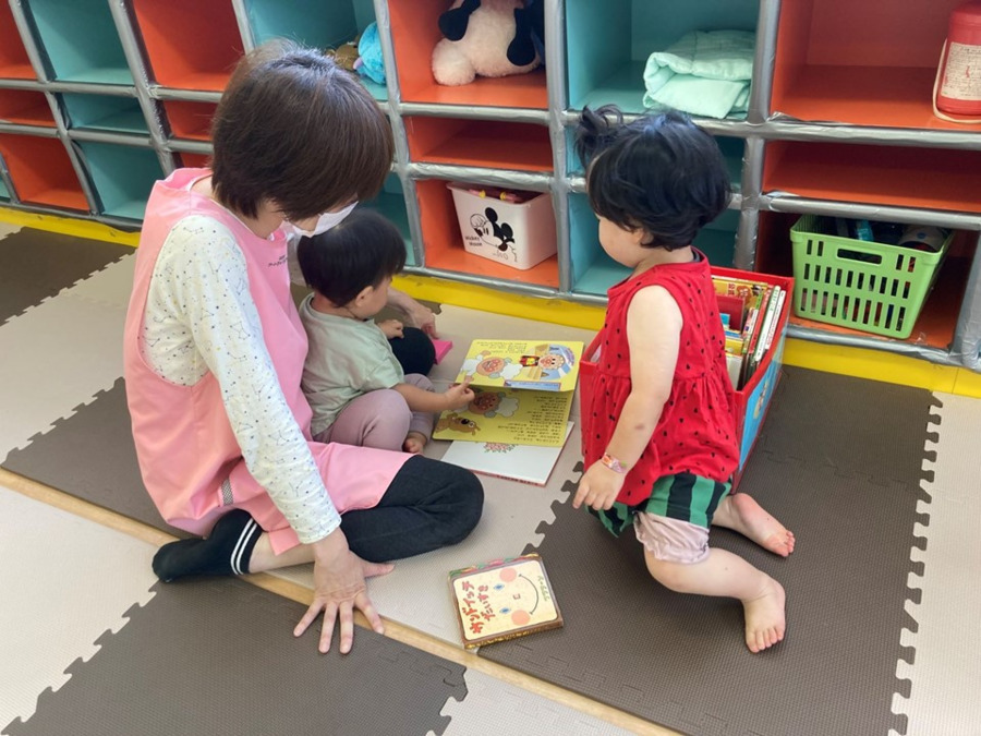 滋賀病院すみれ保育所の写真:お子さんの発達や個性をよく見て、一人ひとりに合った保育を行っています。