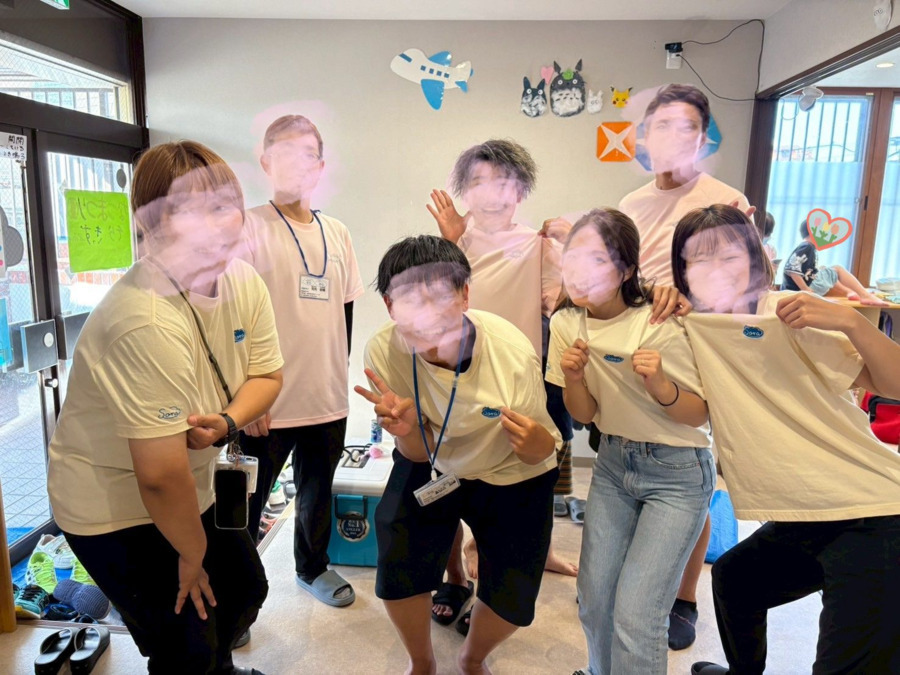 児童発達支援・放課後等デイサービスそら（保育士の求人）の写真2枚目：職員おそろいのTシャツ★
（顔はぼやかし笑）
