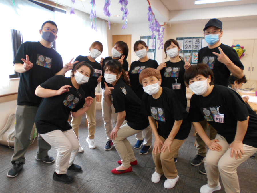 デイサービス すまいる星川店（介護タクシー/ドライバーの求人）の写真2枚目：職員おそろいのTシャツです！