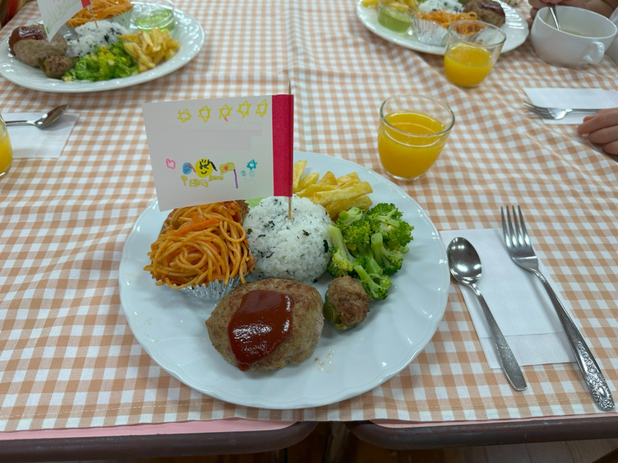 幼保連携型認定こども園 　興望館こども園（管理栄養士/栄養士の求人）の写真2枚目：年長児のための特別ディナー