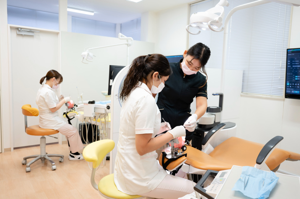 医療法人栄知会 小野歯科医院（歯科衛生士の求人）の写真2枚目：マニュアルが揃っており先輩スタッフがマンツーマンで教えるので安心して覚えられます