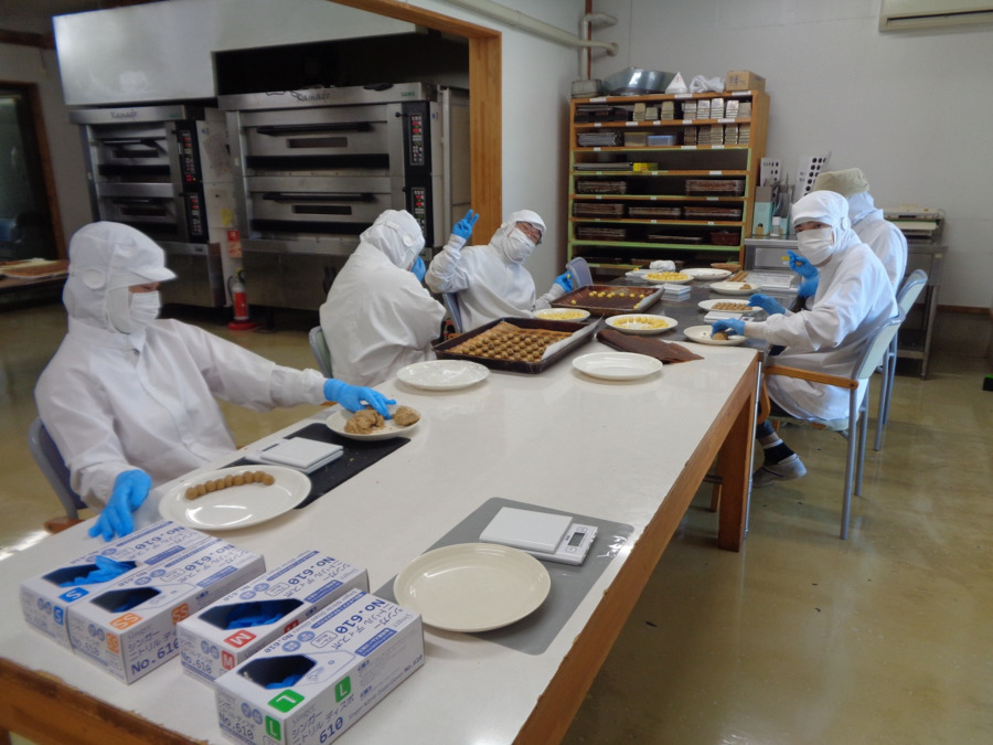 社会就労センターライン工房の写真2枚目：パンやクッキーの製造や販売など作業活動が中心です