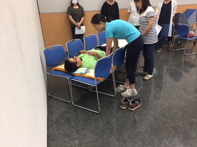 訪問看護ステーション　ふたばらいふ（看護師/准看護師の求人）の写真3枚目：訪問したら様子が・・・？！
元厚木市救急隊長（社長）に習う緊急時対応講習！
