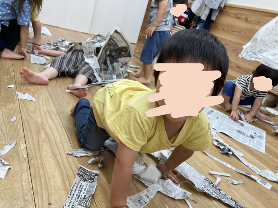 横浜みなみ薫保育園の写真11枚目：新聞遊び楽しいー♪