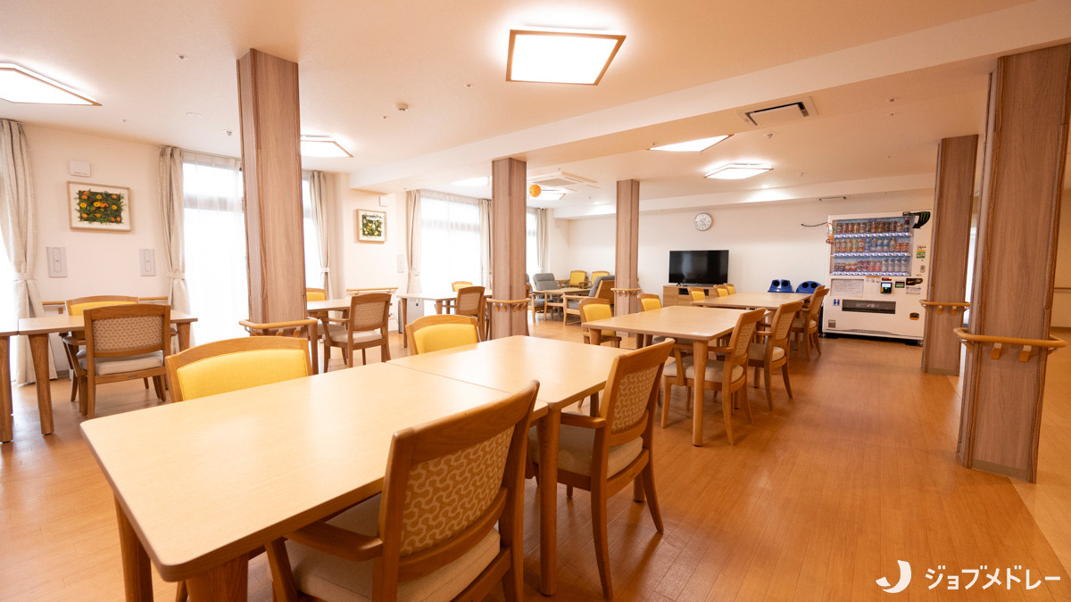 住宅型有料老人ホーム アミカの郷船橋塚田(介護職/ヘルパーの求人)の写真3枚目:開放的で明るい食堂です