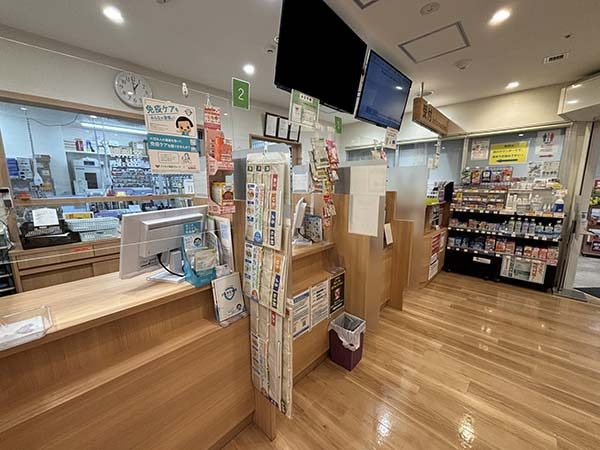 株式会社アイセイ薬局　アイセイハート薬局　青葉台店（薬剤師の求人）の写真2枚目：アイセイハート薬局　青葉台店の内観