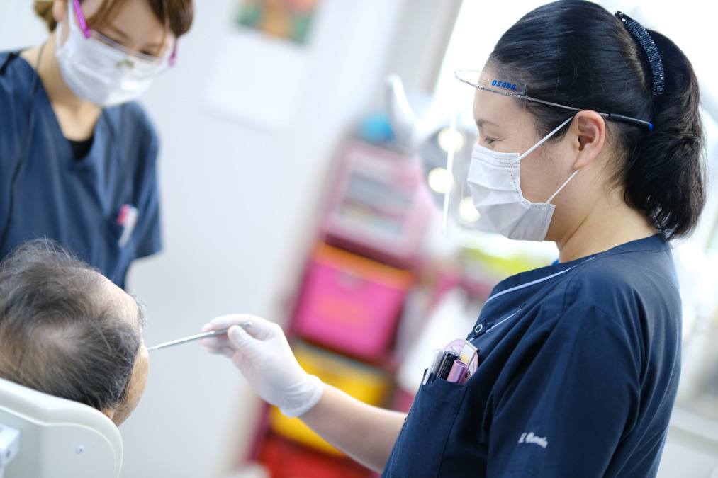 介護老人保健施設　都筑シニアセンター（歯科衛生士の求人）の写真3枚目：診療中：歯科医師