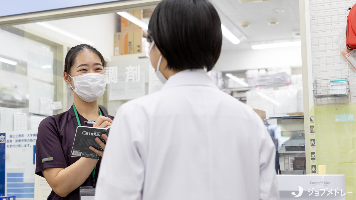 龍生堂薬局四谷三丁目店の写真7枚目：あたたかい笑顔で患者様に対応しています＊