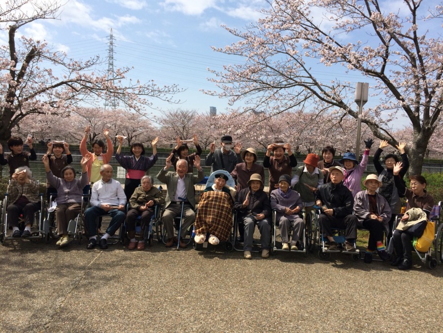 グループホームやすらぎのさとの写真2枚目：家族とのお花見は心の栄養！
　　　笑顔満開！