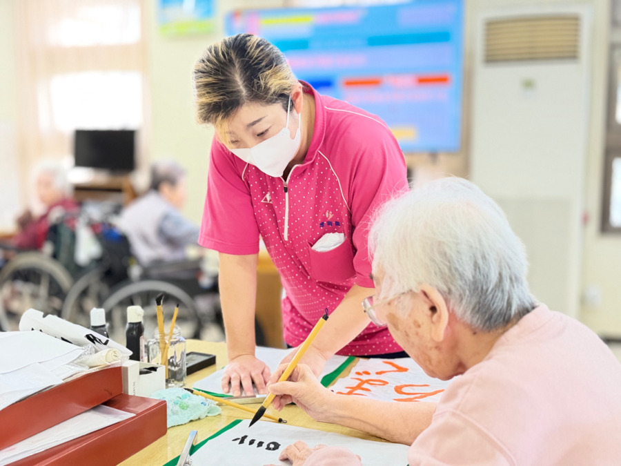 特別養護老人ホーム唐国園（介護職/ヘルパーの求人）の写真3枚目：書道などの余暇活動では、利用者個々の趣味を支援します